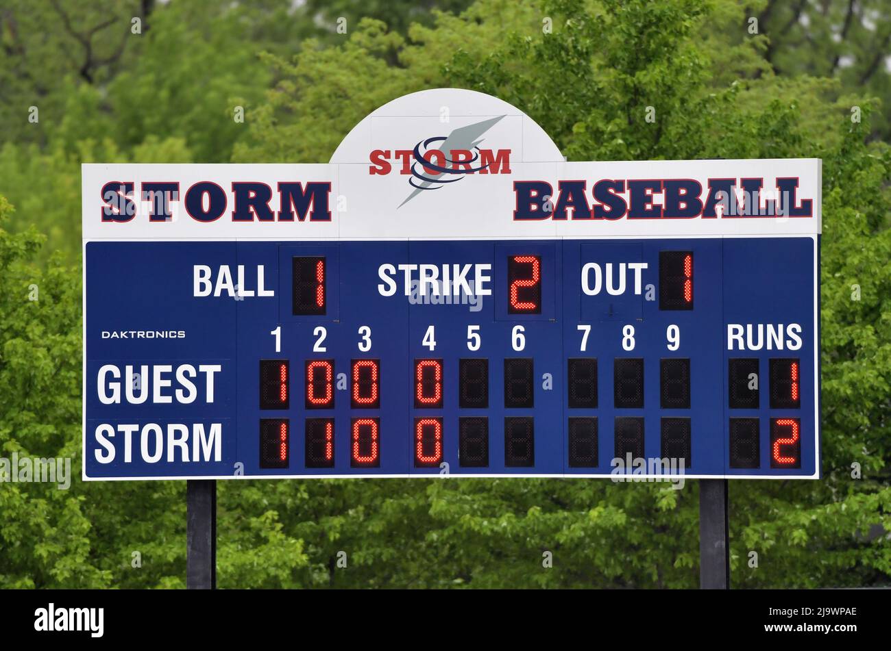 USA. Eine Baseballanzeige der High School, die hinter dem Außenfeldzaun installiert ist. Stockfoto