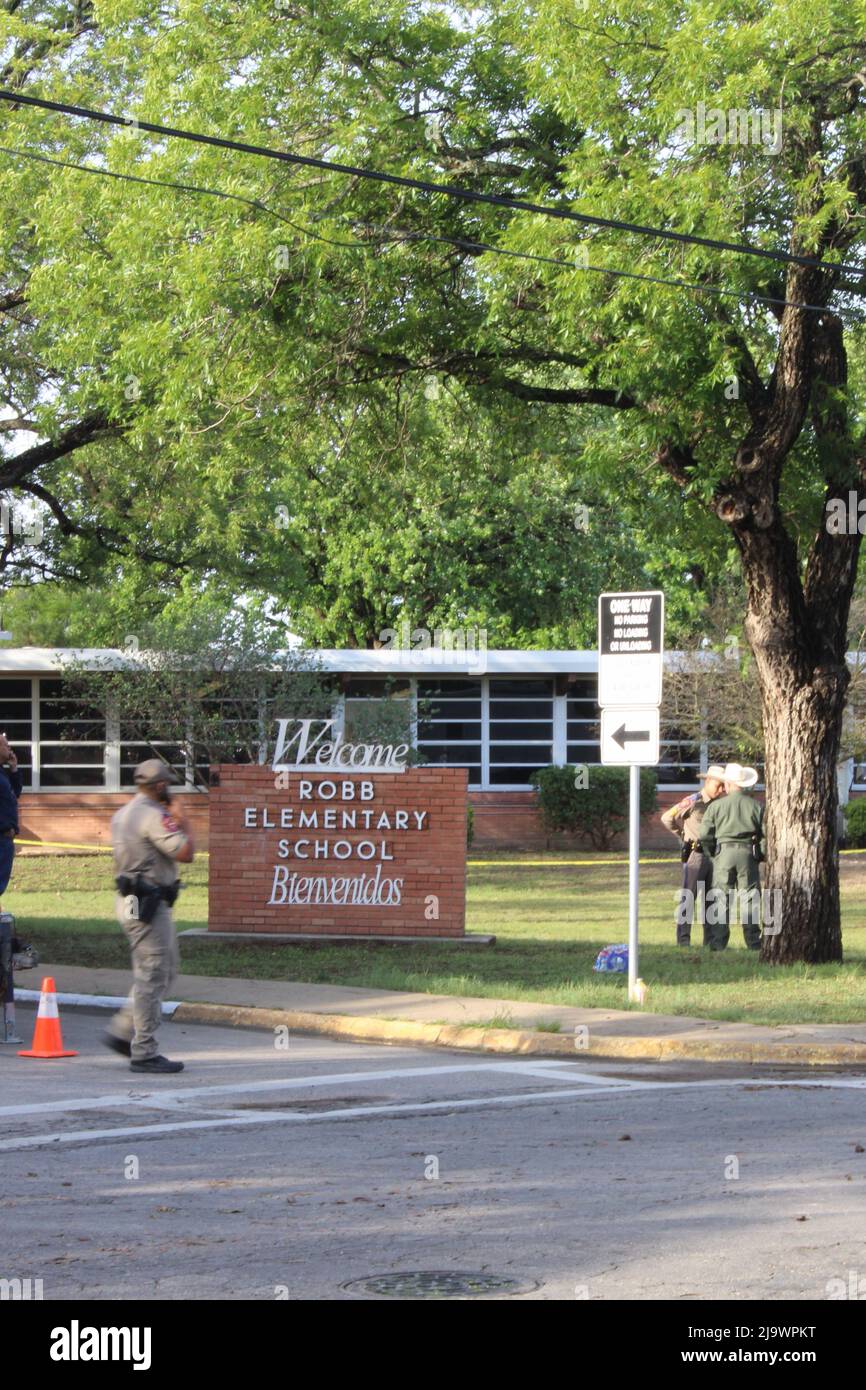 Uvalde, USA. 25.. Mai 2022. Die Strafverfolgungsbehörden sichern am 25. Mai 2022 die Szene vor der Robb-Grundschule in Uvalde, Texas, USA. Robb Elementary war am 24. Mai 2022 Schauplatz einer Massenschießerei, bei der 19 Kinder und 2 Erwachsene das Leben forderten. (Foto: Carlos Kosienski/Sipa USA) Quelle: SIPA USA/Alamy Live News Stockfoto