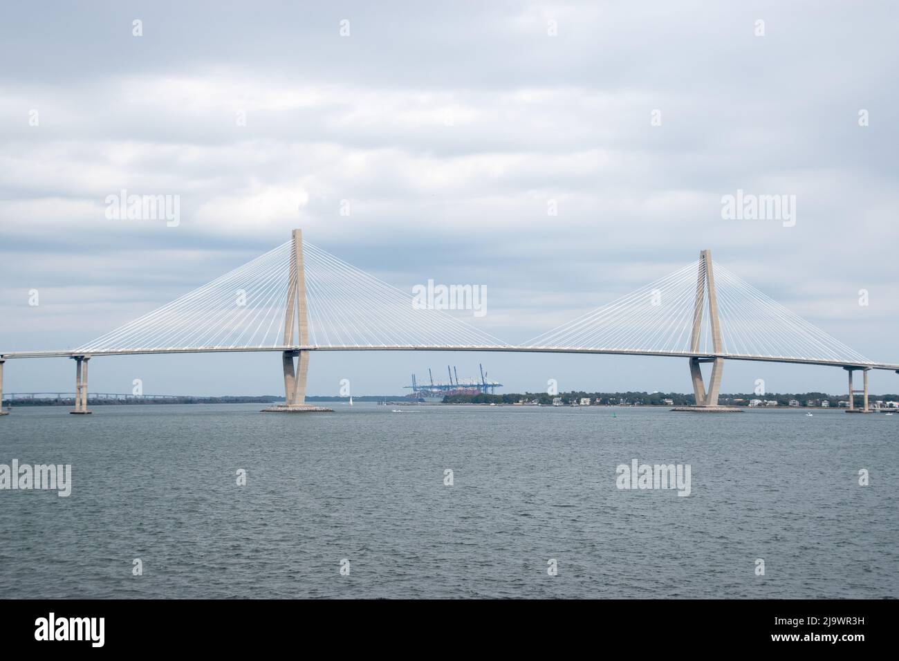 Die Ravenel Bridge an einem bewölkten Tag über dem Cooper River in Charleston, South Carolina Stockfoto