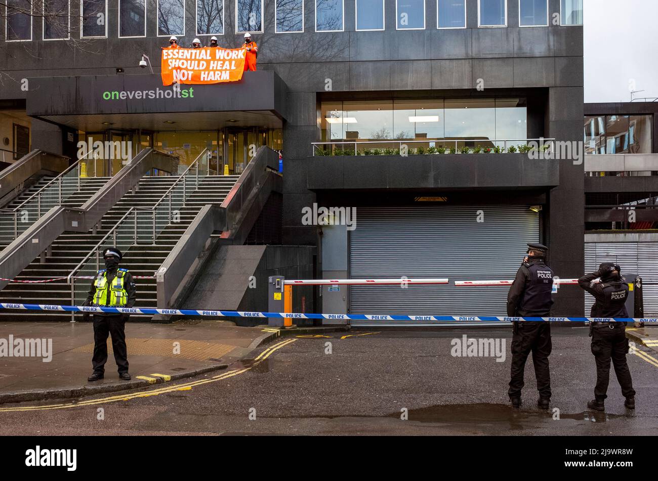 Extinction Rebellion Climb HS2 Ltd Gebäude, um in Solidarität mit den Euston Tunnelern zu stehen Stockfoto