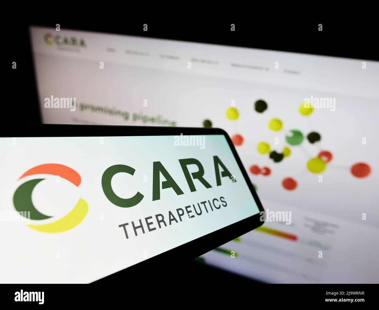 Handy mit Logo des amerikanischen Biotech-Unternehmens Cara Therapeutics Inc. Auf dem Bildschirm vor der Website. Konzentrieren Sie sich auf die Mitte rechts des Telefondisplays. Stockfoto