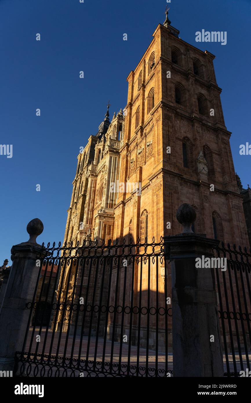 Kathedrale o Astorga im Weg von Santiago bei Sonnenuntergang, León, Castilla y Leon, Spanien. Stockfoto