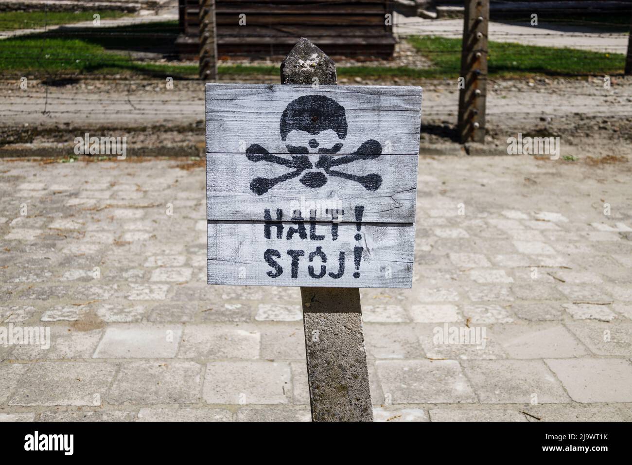 Stoppschild am Konzentrationslager Auschwitz-Birkenau. Holocaust-Mahnmal Stockfoto