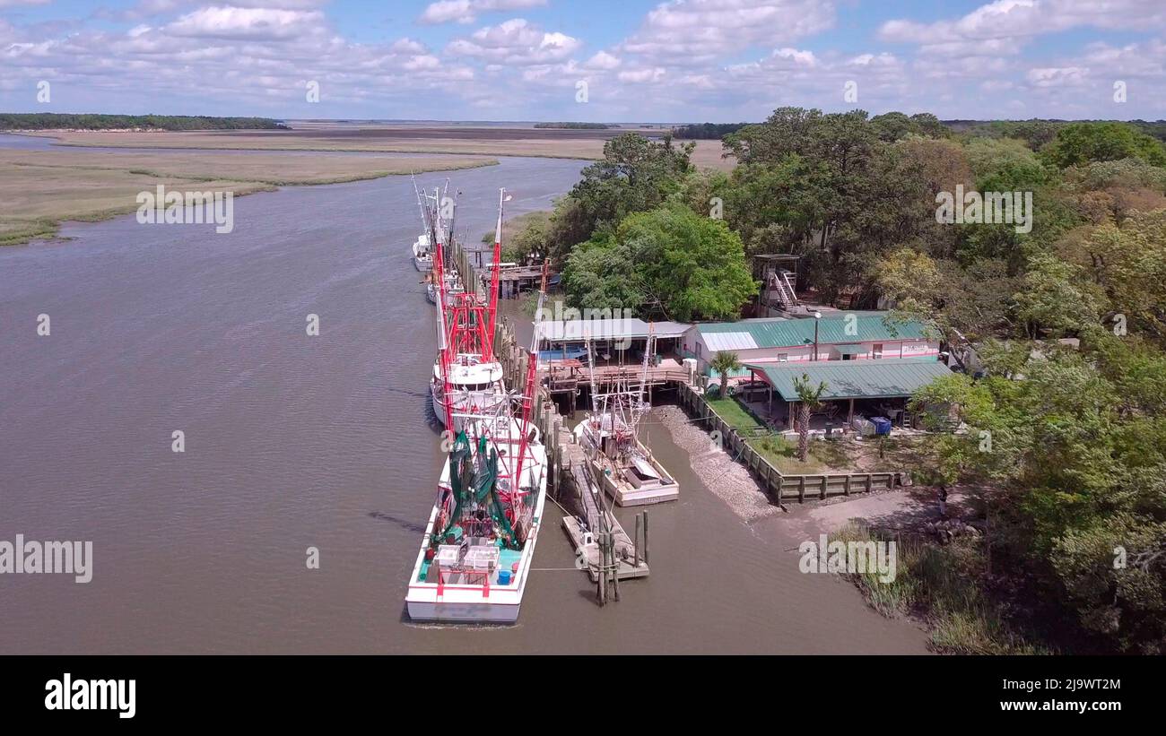 Garnelenboote dockten an einem Küstenfluss in South Carolina, USA. Stockfoto