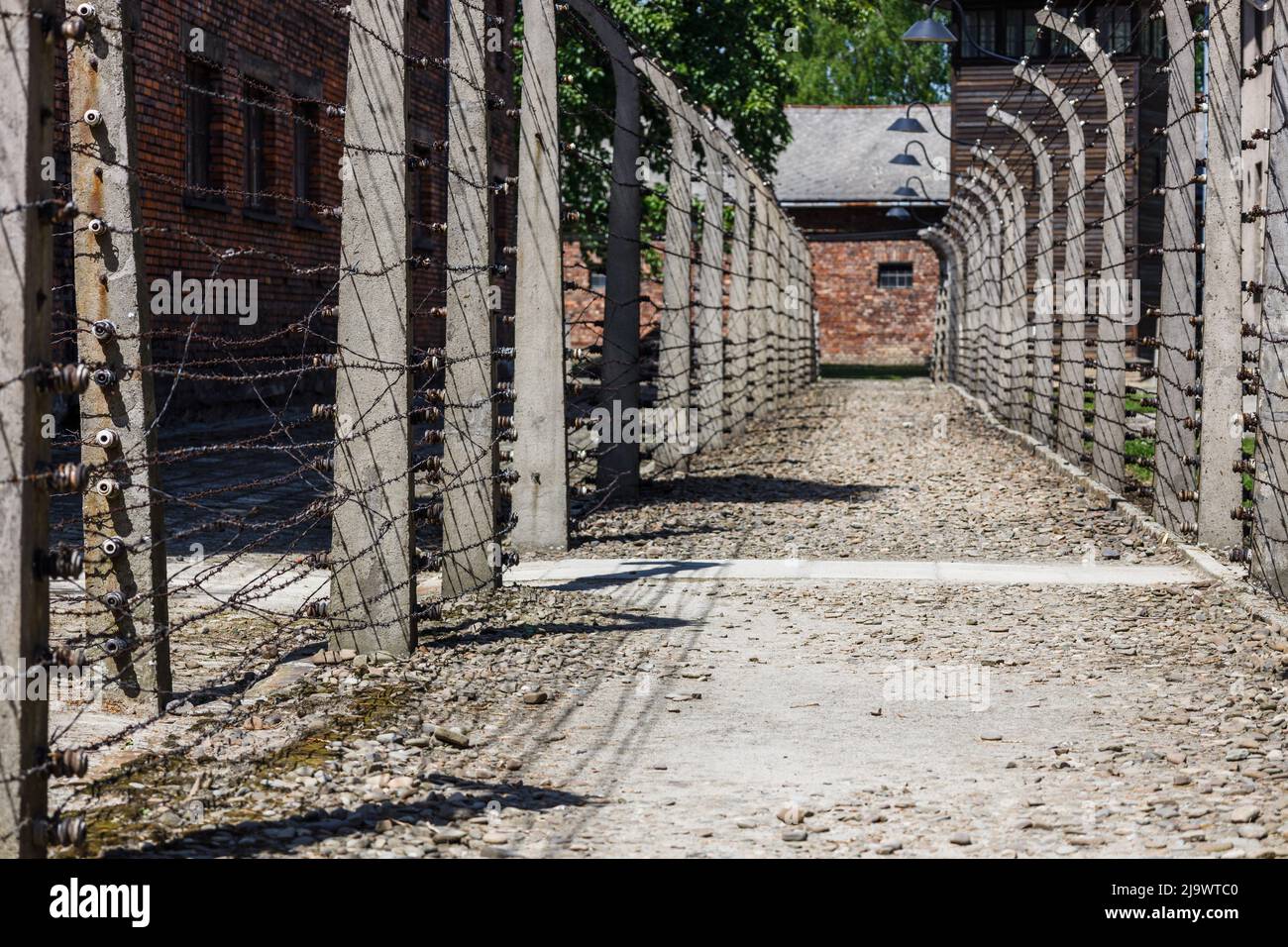 Stacheldraht um das Konzentrationslager Auschwitz-Birkenau. Oswiecim, Polen, 16. Mai 2022 Stockfoto