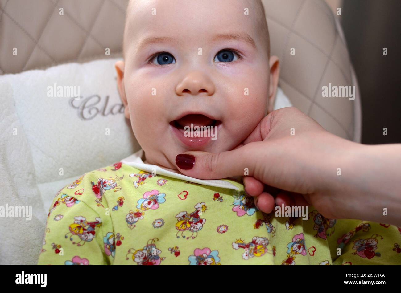 Ein Jahr altes Baby mit zwei ersten Milchzähnen von unten Stockfoto