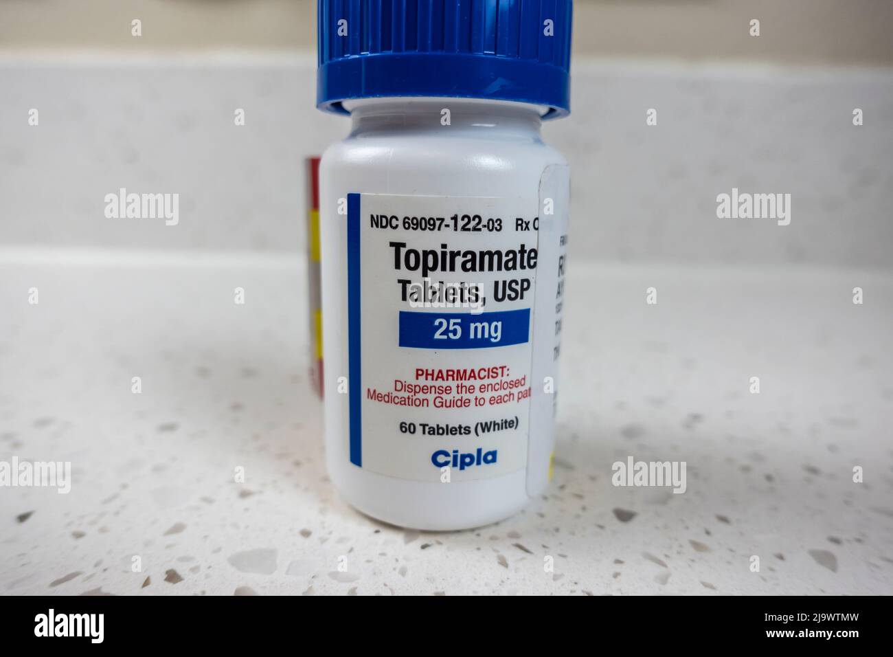 Seattle, WA USA - ca. Mai 2022: Nahaufnahme einer angewinkelten Flasche mit Topiramat-Medikamenten. Stockfoto