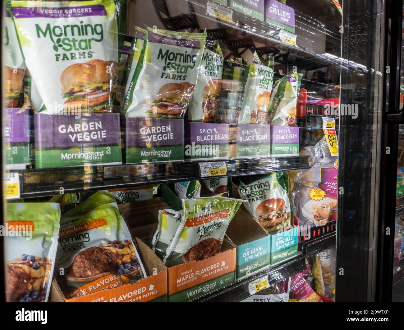 Woodinville, WA USA - ca. April 2022: Abgewinkelte Ansicht vegetarischer und veganer fleischloser Produkte, die im Gefriergang eines Haggen-Lebensmittelladens zum Verkauf stehen Stockfoto