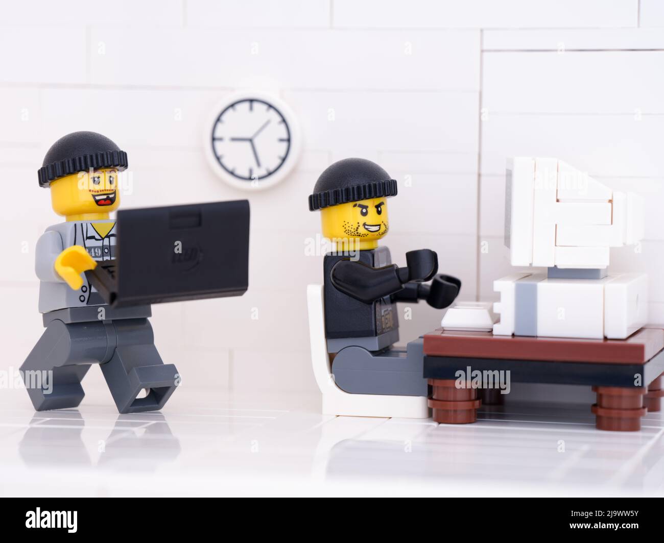 Tambow, Russische Föderation - 24. Mai 2022 zwei Lego-Minifiguren-Räuber hacken Computer. Stockfoto