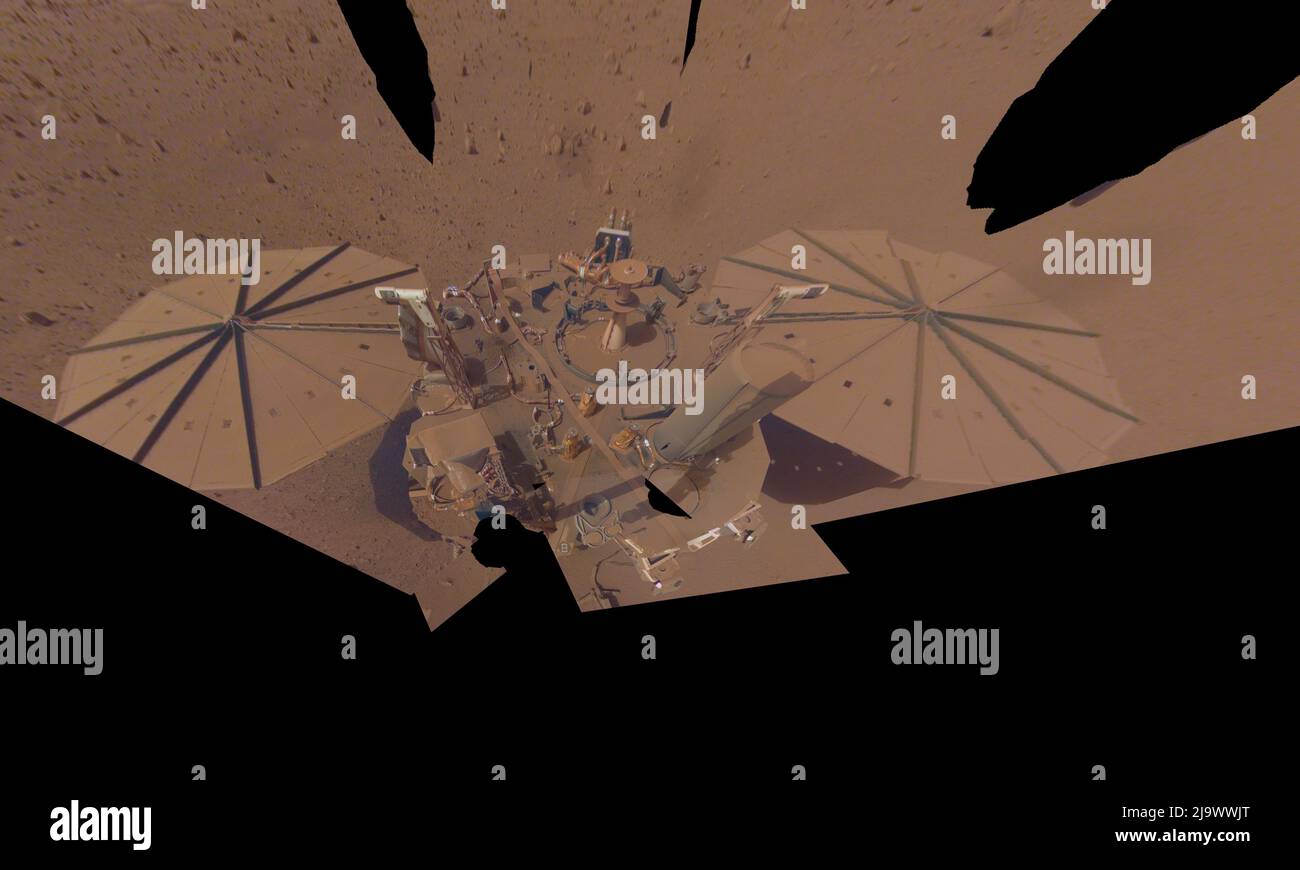 NASA Insight Mars Lander nahm dieses letzte Selfie am 24. April 2022, dem 11. Mars-Tag, oder sol, der Mission, auf. Der Lander ist mit viel mehr Staub bedeckt als in seinem ersten Selfie, das im Dezember 2018, kurz nach der Landung, aufgenommen wurde - oder in seinem zweiten Selfie, das aus Bildern von März und April 2019 besteht. Der Arm muss sich mehrmals bewegen, um ein komplettes Selfie aufzunehmen. Da die staubigen Sonnenkollektoren von Insight weniger Strom produzieren, wird das Team im Mai 2022 den Roboterarm des Landers zum letzten Mal in seine Ruheposition bringen (die sogenannte "Ruhestätte").Quelle: NASA/ Stockfoto