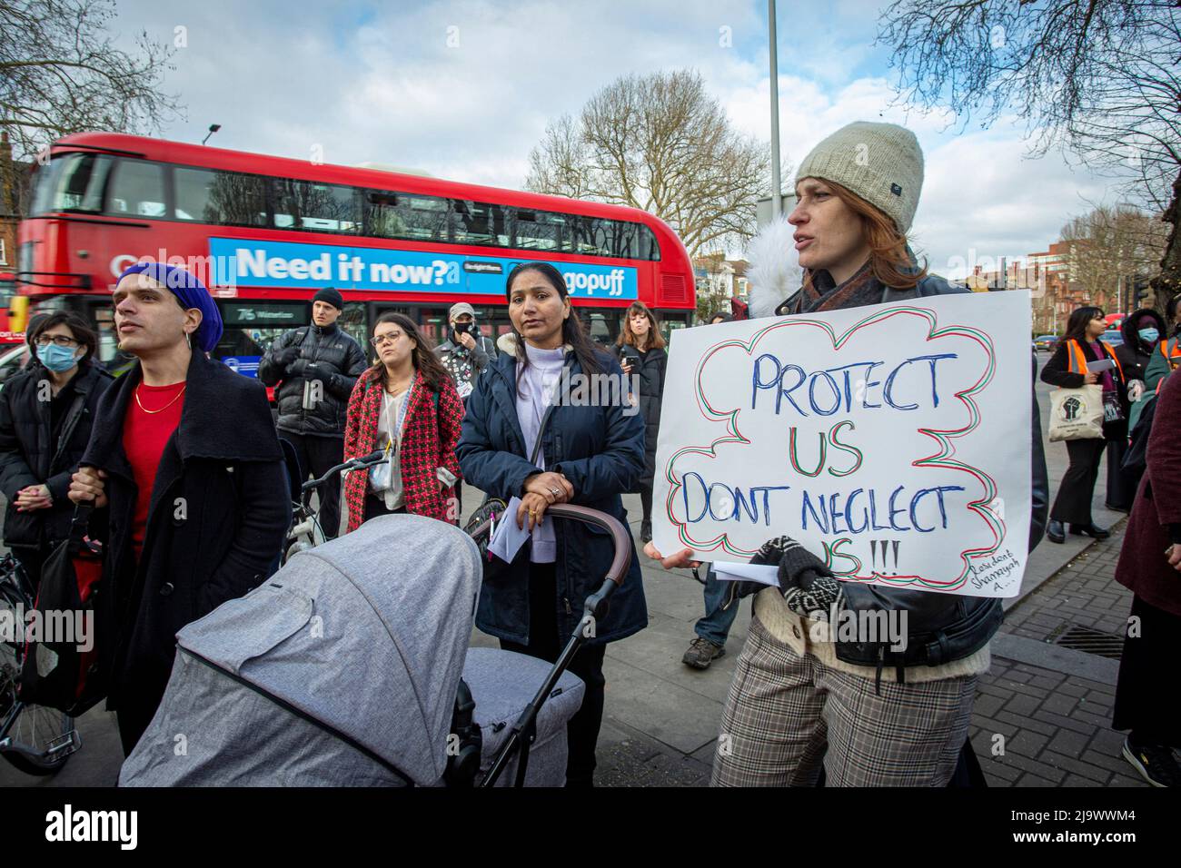 Private Mieter in London protestieren gegen die Forderung, dass ihre Häuser wieder sicher gemacht werden, Gefahren wie Schimmel, was schwerwiegende gesundheitliche Probleme für Res verursacht Stockfoto