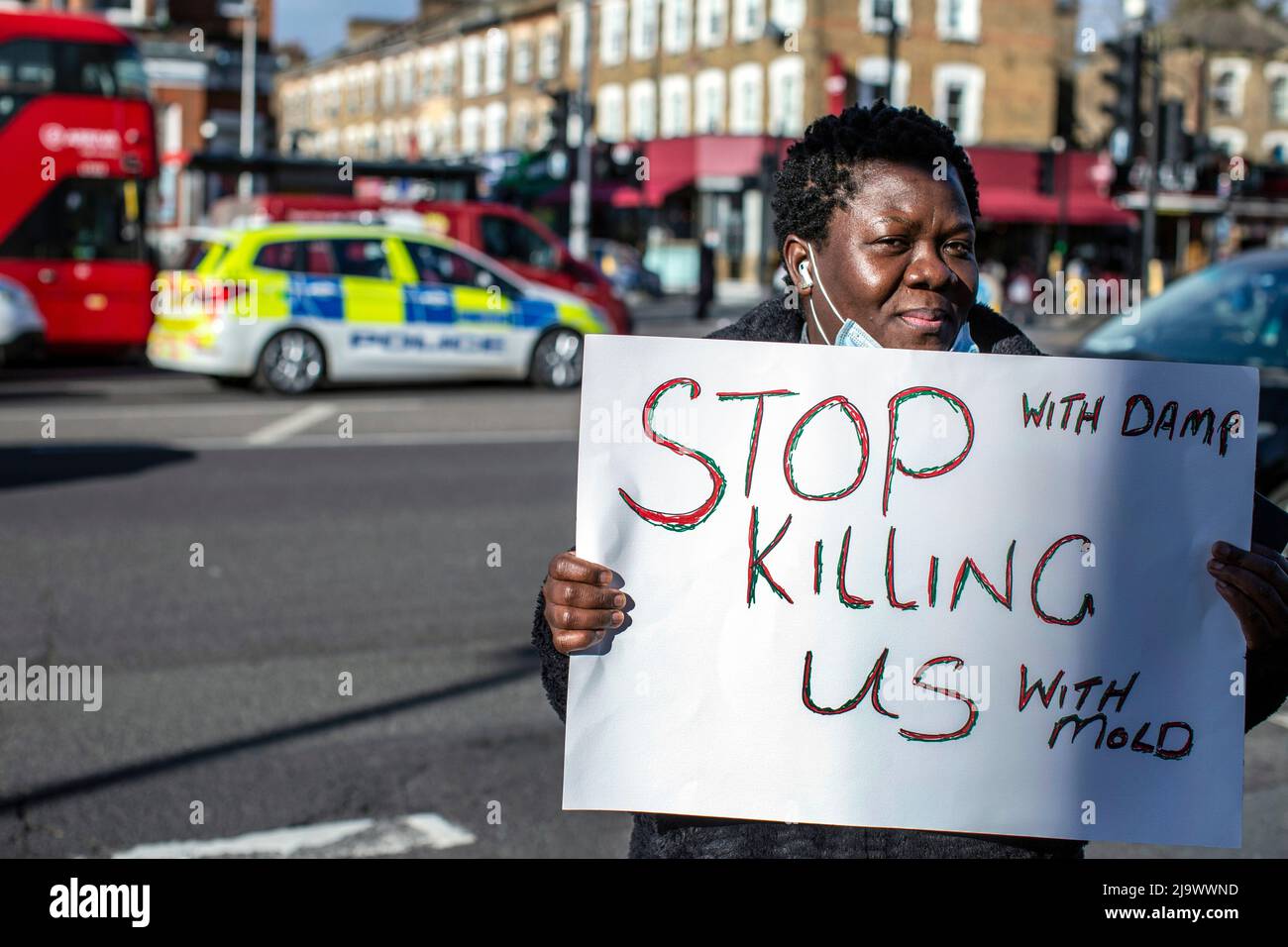 Private Mieter in London protestieren gegen die Forderung, dass ihre Häuser wieder sicher gemacht werden, Gefahren wie Schimmel, was schwerwiegende gesundheitliche Probleme für Res verursacht Stockfoto