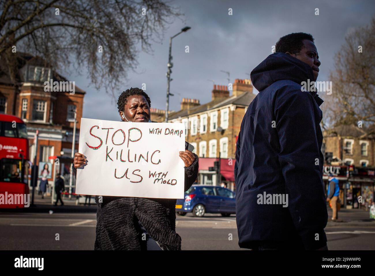 Private Mieter in London protestieren gegen die Forderung, dass ihre Häuser wieder sicher gemacht werden, Gefahren wie Schimmel, was schwerwiegende gesundheitliche Probleme für Res verursacht Stockfoto