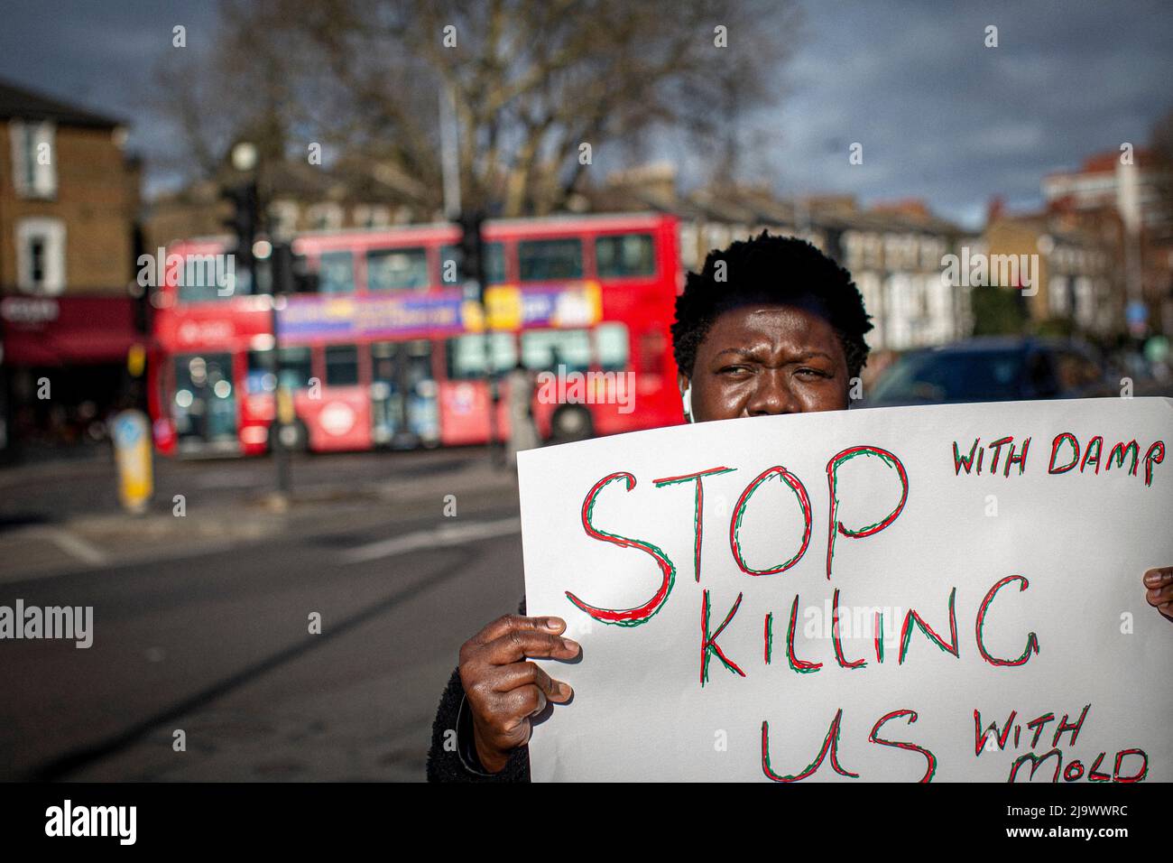Private Mieter in London protestieren gegen die Forderung, dass ihre Häuser wieder sicher gemacht werden, Gefahren wie Schimmel, was schwerwiegende gesundheitliche Probleme für Res verursacht Stockfoto