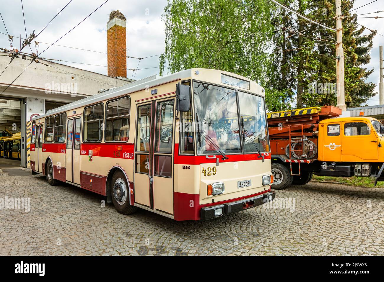 Marienbad, Tschechische Republik - Mai 21 2022: Ein alter Skoda-Trolleybus, 14Tr, steht vor einer Garage auf grauem Pflastersteinpflaster. Jahrestag des Jahres 120 Stockfoto