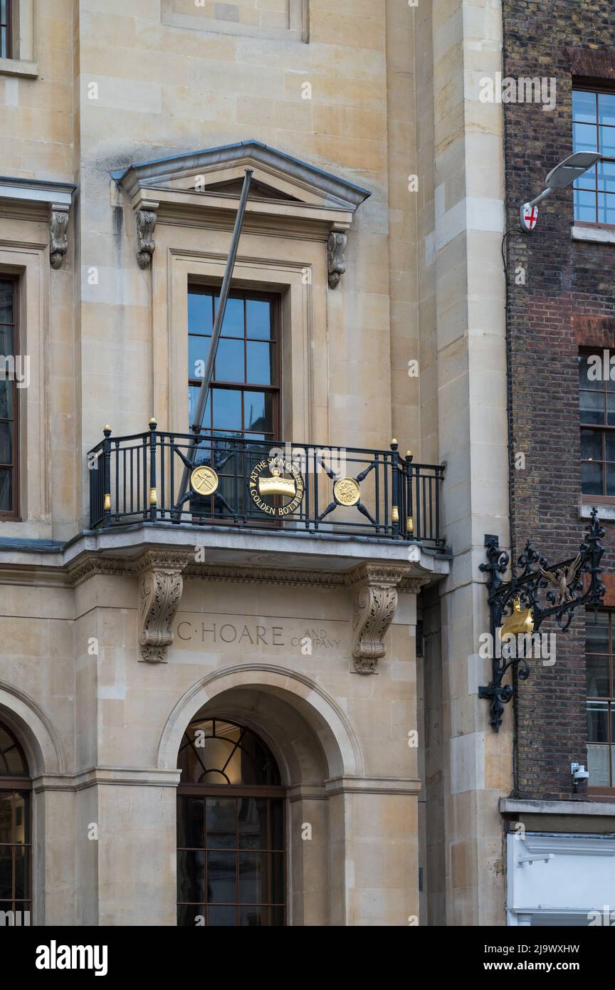 Zeichen der Goldenen Flasche über einem Eingang zu C. Hoare & Co., der ältesten Privatbank Großbritanniens. Fleet Street, London, England, Großbritannien. Stockfoto