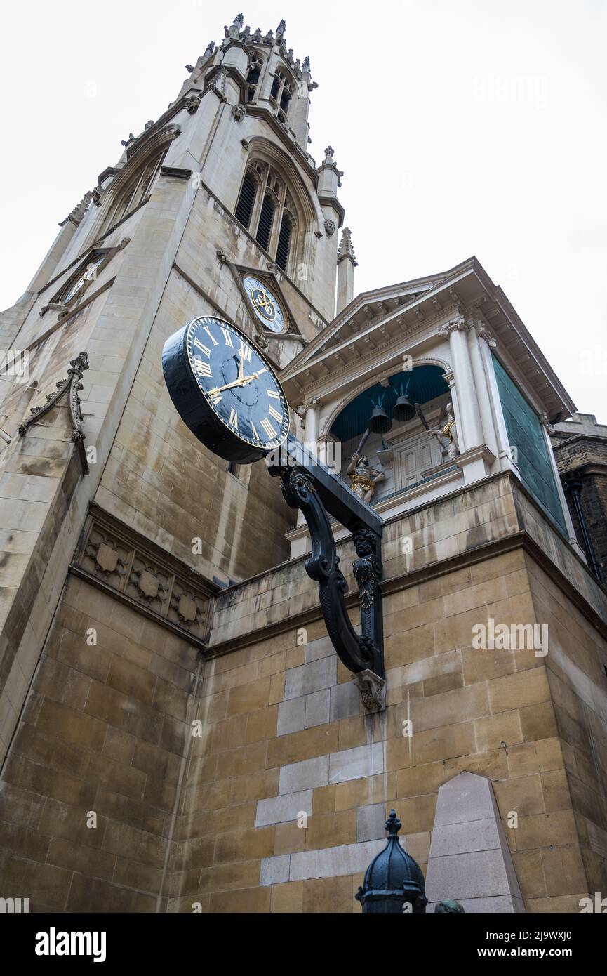 Turm und Uhr der Guild Church of St Dunstan-in-the-West, einer anglikanischen Kirche in der Fleet Street, City of London, England, Großbritannien. Stockfoto