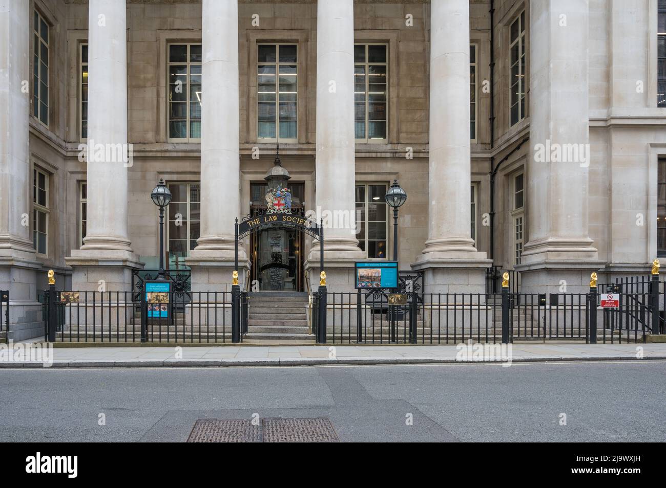 Außenansicht des Haupteingangs der Law Society Hall, Sitz der Law Society. Chancery Lane, London, England, Großbritannien Stockfoto
