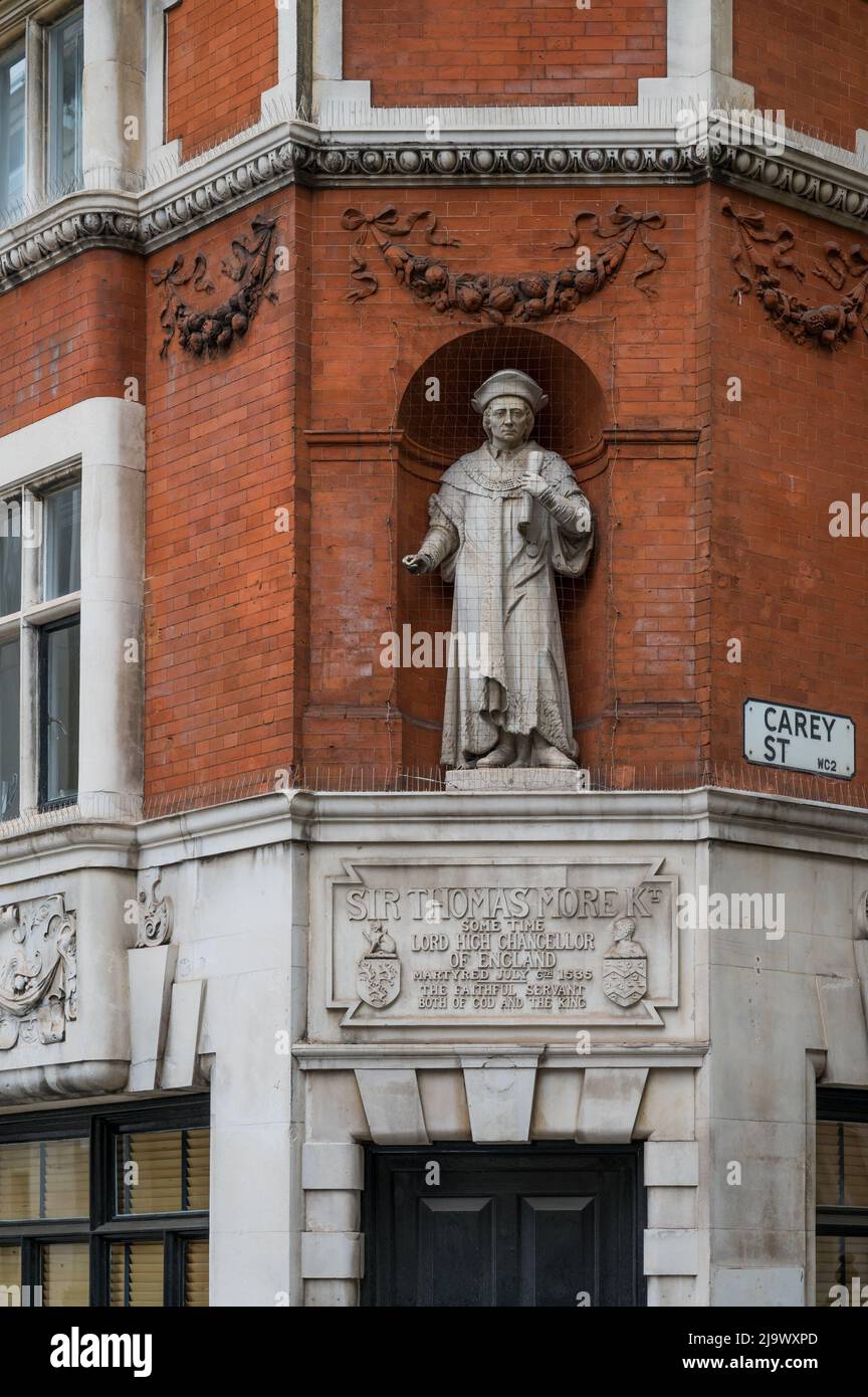 Fassade von Thomas Moore Chambers, mit Statue über der Eingangstür von Sir Thomas Moore von Sir George Sherrin. Carey Street, London, England, Großbritannien Stockfoto