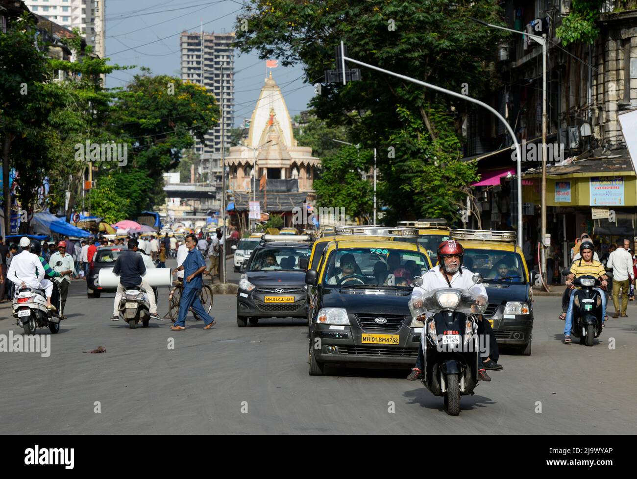 INDIEN, Mumbai, Grant Road offiziell Maulana Shaukatali Road, Stadtverkehr, hindu-Tempel / INDIEN, Mumbai, Straßenverkehr, Hindu Tempel Stockfoto