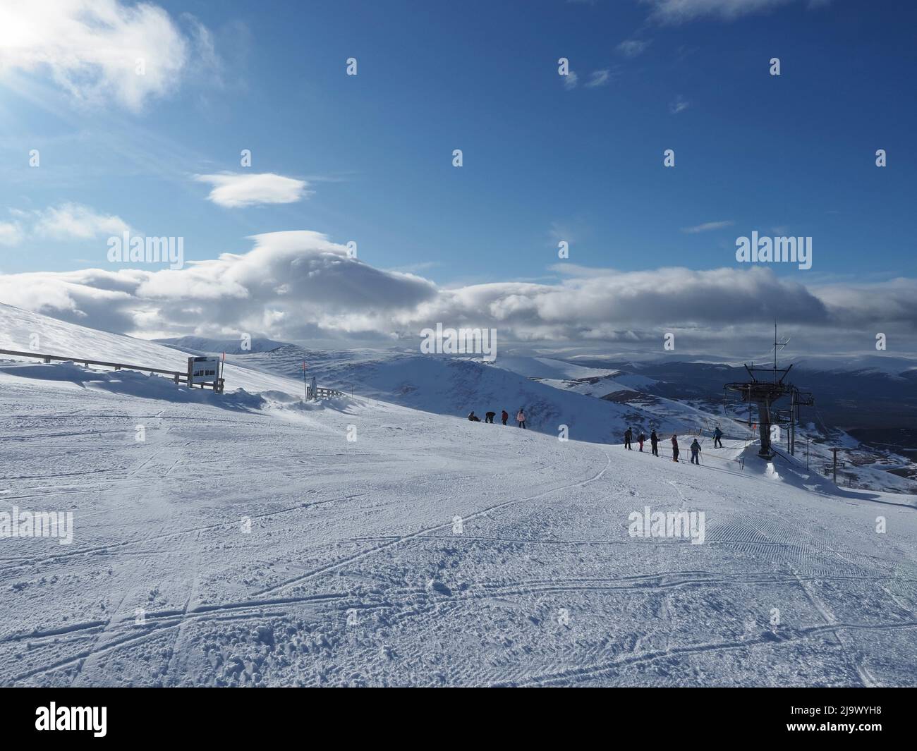 Blick von der Bergstation Ptarmigan über die oberen Skipisten mit dem M1 Poma auf der rechten Seite. Skigebiet Cairn Gorm Mountain. Stockfoto
