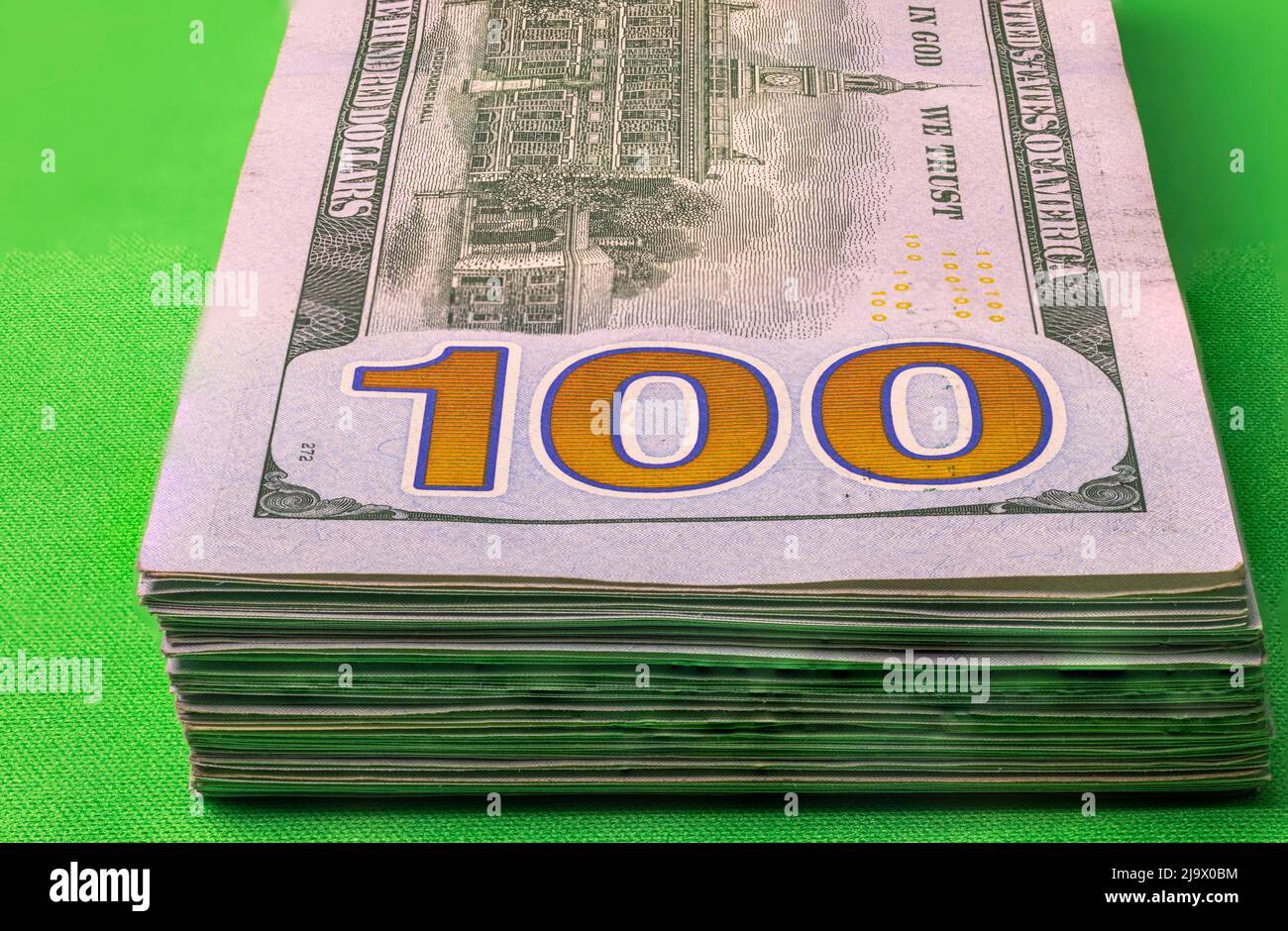 Nahaufnahme von der Rückseite der 100-Dollar-Banknoten isoliert auf grünem Hintergrund. Schweden. Stockfoto