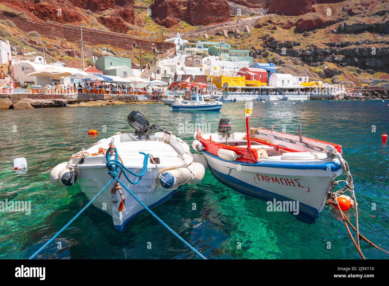 Der alte Hafen von Ammoudi unter dem berühmten Dorf Oia auf Santorini, Griechenland. Stockfoto