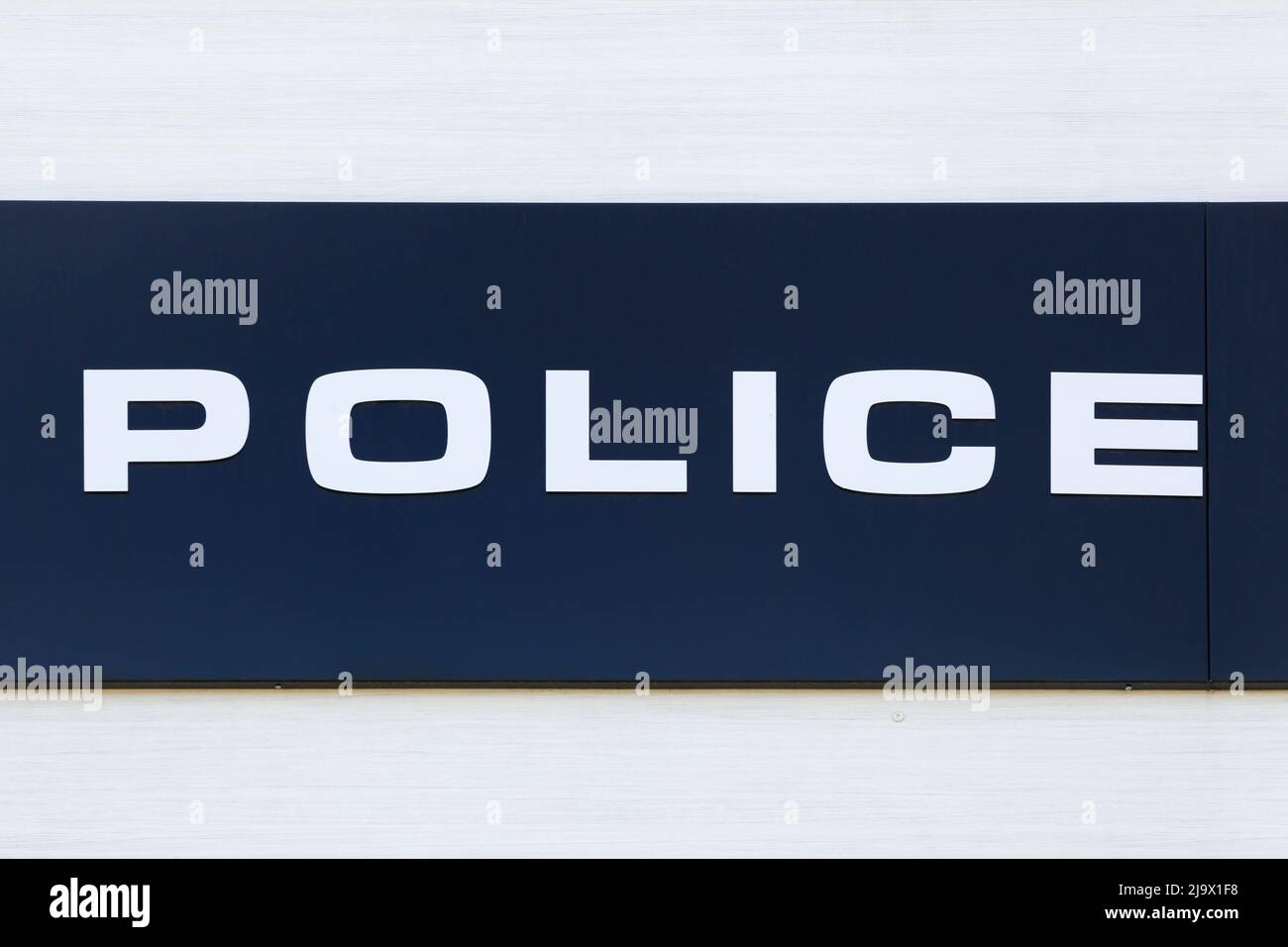 Nimes, Frankreich - 1. Juli 2018: Polizeizeichen an einer Wand. Police ist eine italienische Marke für Mode-Accessoires Stockfoto