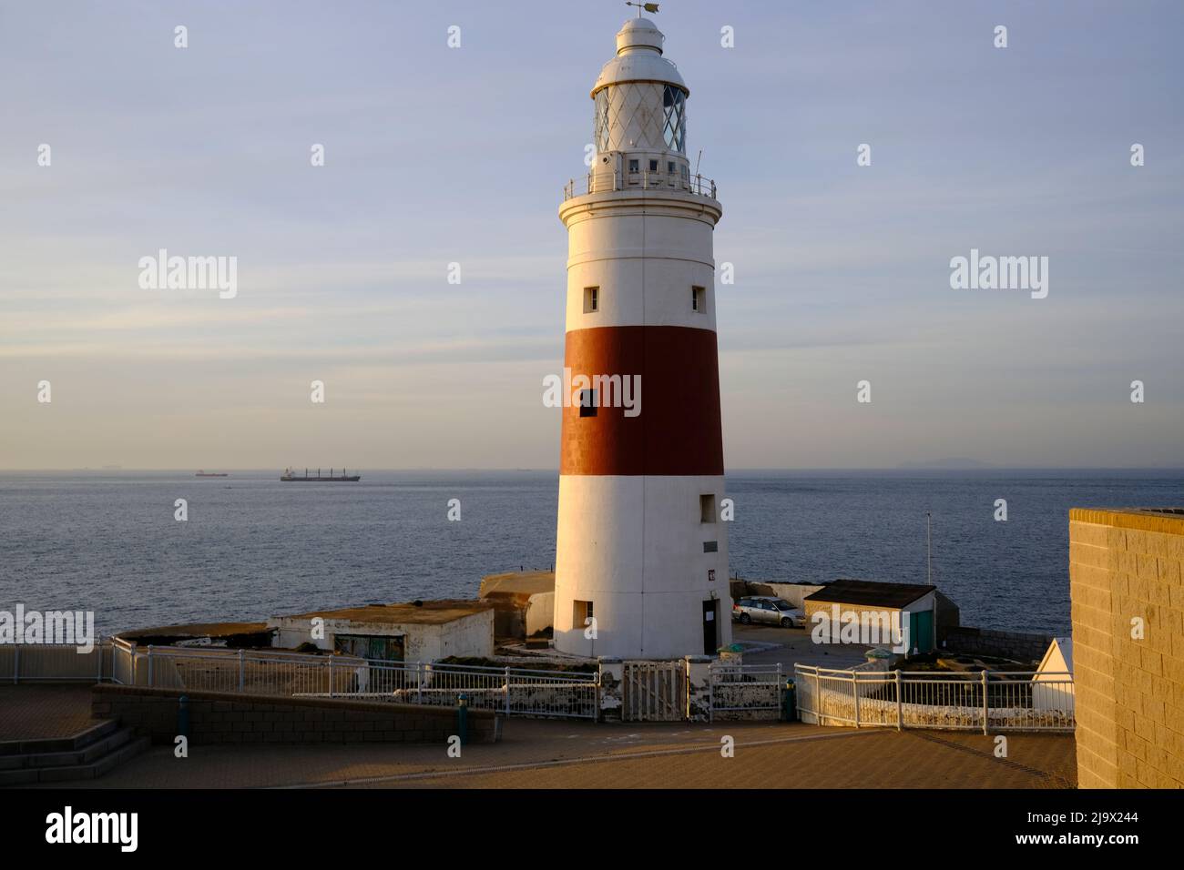 Der Leuchtturm am Europa Point auf dem Felsen von Gibraltar bei Sonnenaufgang Stockfoto