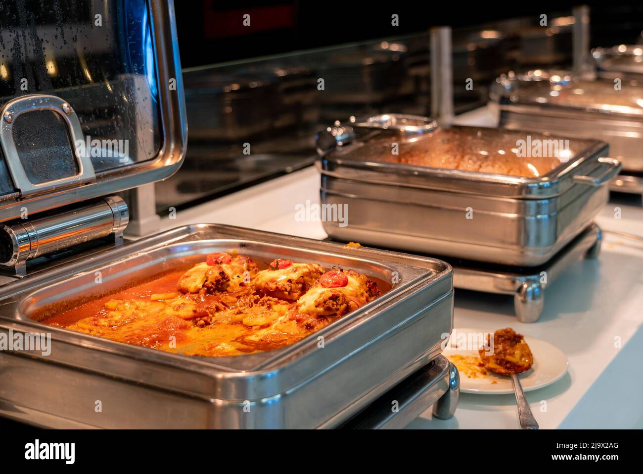 Im Buffetrestaurant des Hotels können Sie den Küchenwärmer mit Fleischgerichten übertoben Stockfoto