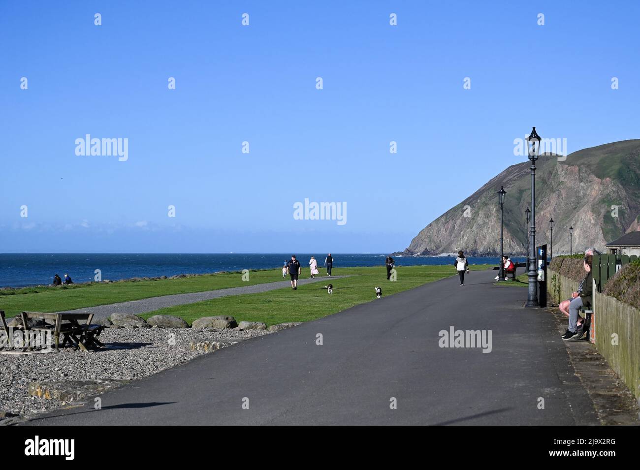 20.05.2022: Lynmouth Harbour, Devon, England, Großbritannien. Küstendorf Lynmouth in Devon, England, am nördlichen Rand des Exmoor National Park. Stockfoto
