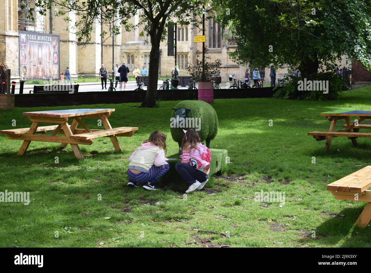 Kleine Mädchen Mädchen im Park Gras Schafe Rasen Dekoration Stockfoto