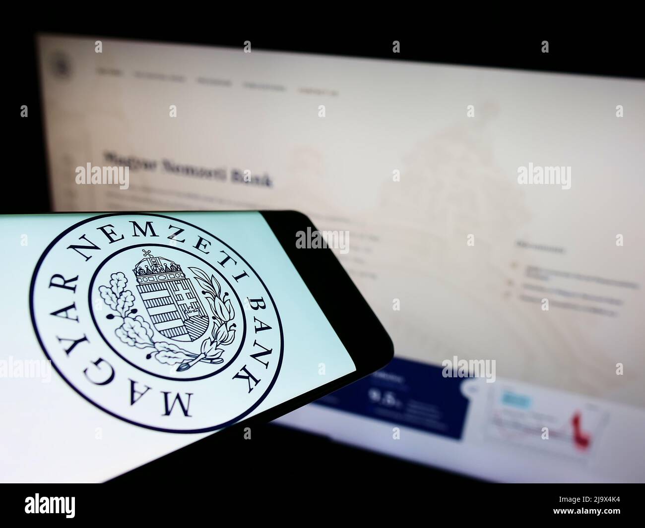 Smartphone mit Logo der Ungarischen Nationalbank (Magyar Nemzeti Bank, MNB) auf dem Bildschirm vor der Website. Konzentrieren Sie sich auf die Mitte rechts des Telefondisplays. Stockfoto