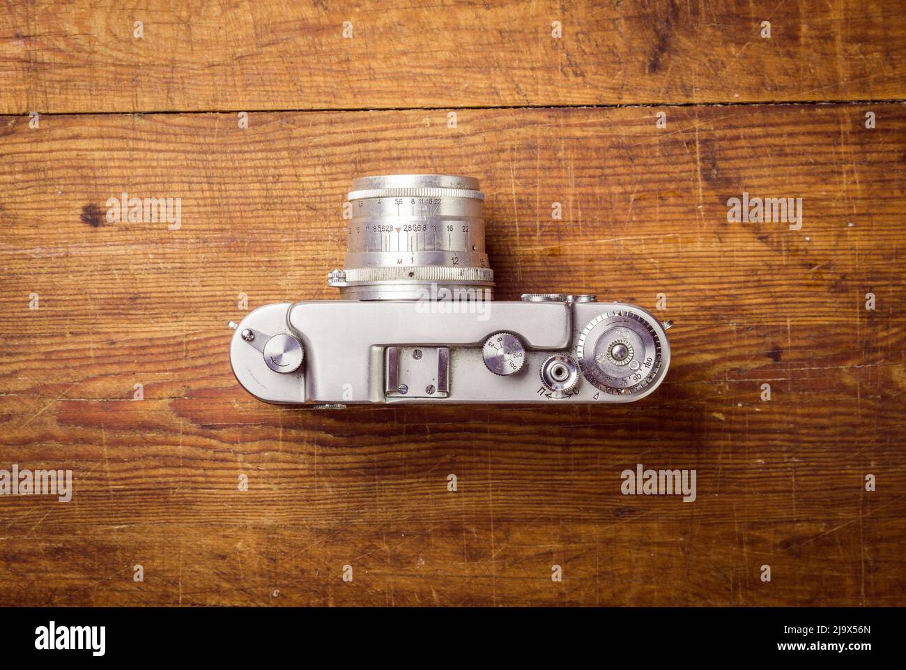 Retro-Kamera auf Holztisch Hintergrund. Stockfoto