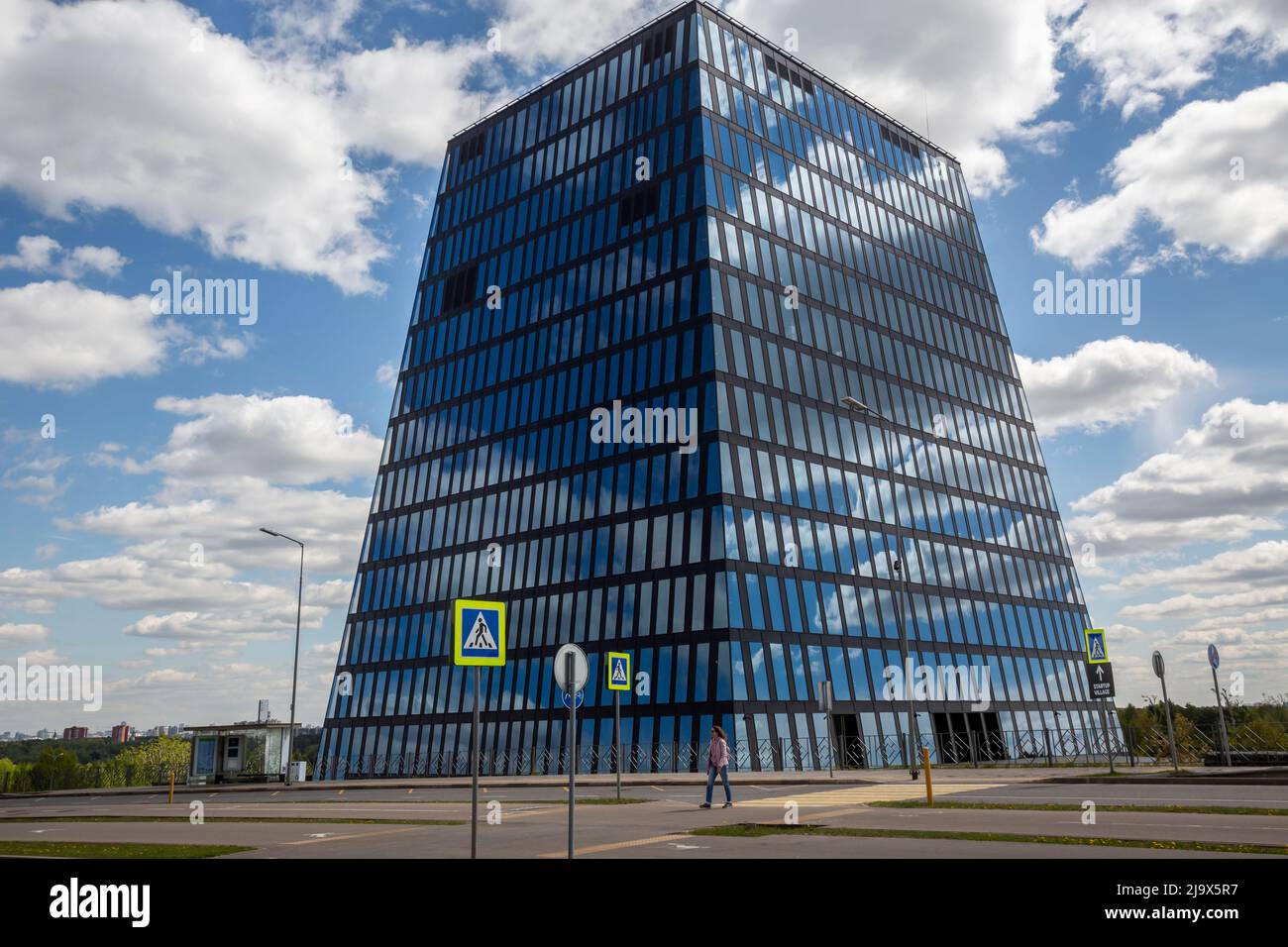 Blick auf die Fassade des Hypercubes im Skolkovo Technopark und im Skolkovo Innovationszentrum in Moskau, Russland Stockfoto
