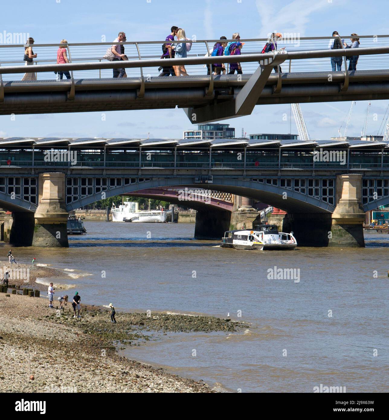 Millennium Bridge und Sandy Beach am Low Tide River Thames London Stockfoto