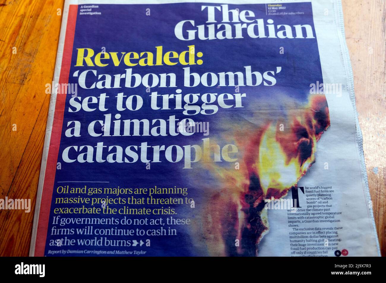 „Kohlenstoffbomben werden eine Klimakatastrophe auslösen“, titelt die Zeitung Guardian am 12. Mai 2022 in London, England, Großbritannien Stockfoto