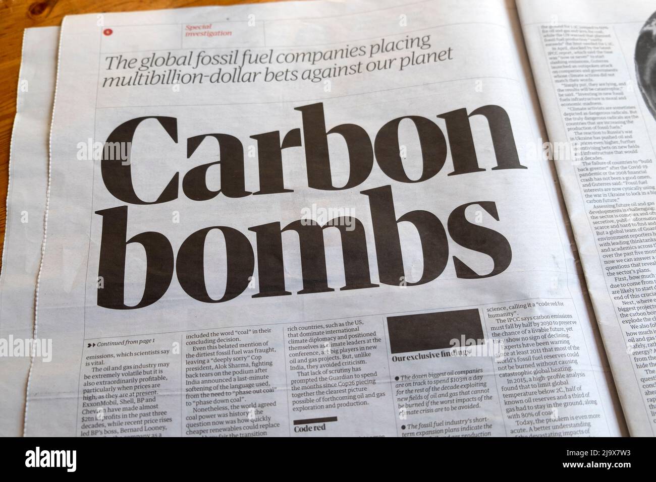 „Kohlenstoffbomben werden eine Klimakatastrophe auslösen“, titelt die Zeitung Guardian am 12. Mai 2022 in London, England, Großbritannien Stockfoto