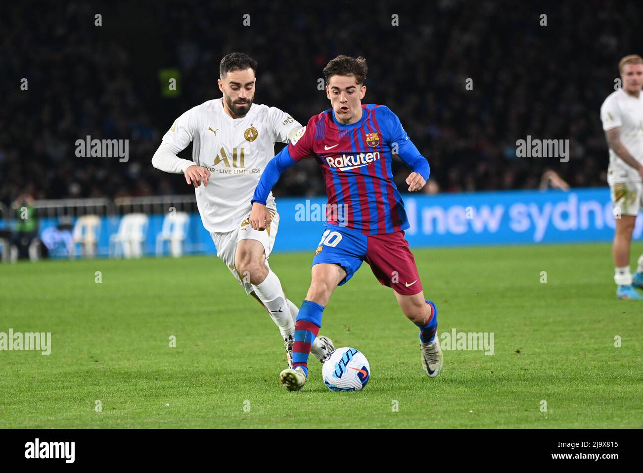 Sydney Olympic Park, Australien. 25.. Mai 2022. Anthony Caceres (L) vom A-Leagues All Stars-Team und Pablo Martín Páez Gavira (R) in Aktion während des Spiels zwischen dem FC Barcelona und der A-League All Stars im Accor Stadium. (Endergebnis; FC Barcelona 3:2 A-Ligen All Stars). Kredit: SOPA Images Limited/Alamy Live Nachrichten Stockfoto