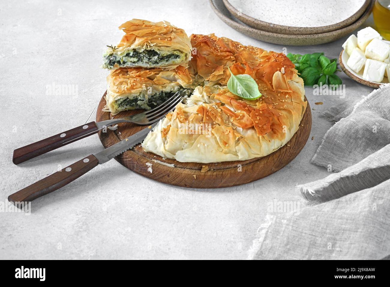 Köstliche Pie mit Spinat und Feta-Käse - Spanakopita, traditionelle griechische Küche. Stockfoto