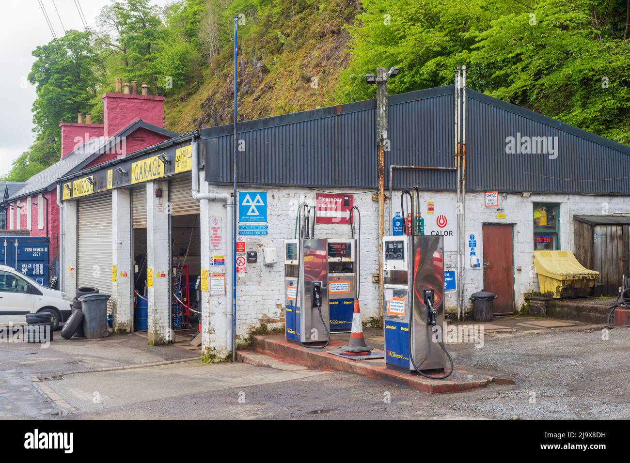 13.05.2022 Tobermory, Isle of Mull, Schottland, Großbritannien. Die Garage verkauft Benzin und Diesel und es gibt eine kleine Auswahl an Autoartikeln zum Verkauf, Öl, Schmiermittel Stockfoto