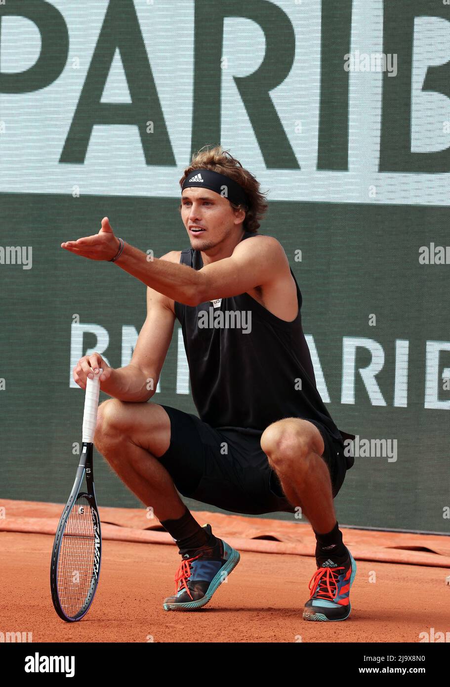 Paris, Frankreich. 25.. Mai 2022. Der Deutsche Alexander Zverev argumentiert am Mittwoch, den 25. Mai 2022, gegen den Argentinier Sebastian Baez bei den French Tennis Open in Roland Garros in der Nähe von Paris. Zverev gewann 2-6, 4-6, 6-1, 6-2, 7-5. Foto von Maya Vidon-White/UPI Credit: UPI/Alamy Live News Stockfoto