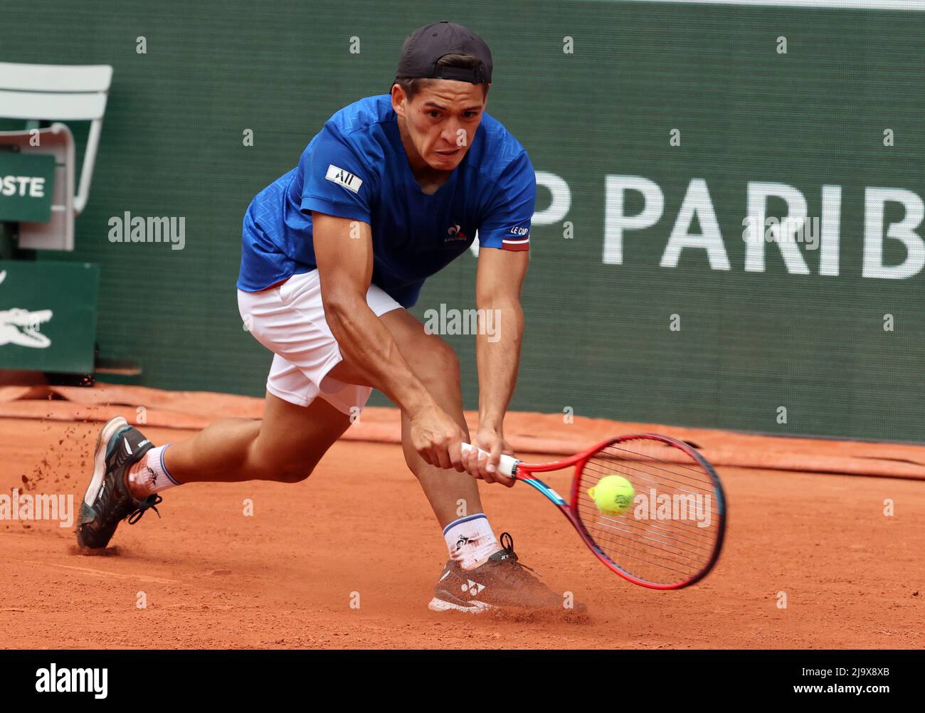 Paris, Frankreich. 25.. Mai 2022. Sebastian Baez aus Argentinien spielt am Mittwoch, den 25. Mai 2022, gegen den Deutschen Alexander Zverev bei den French Tennis Open in Roland Garros in der Nähe von Paris. Zverev gewann 2-6, 4-6, 6-1, 6-2, 7-5. Foto von Maya Vidon-White/UPI Credit: UPI/Alamy Live News Stockfoto