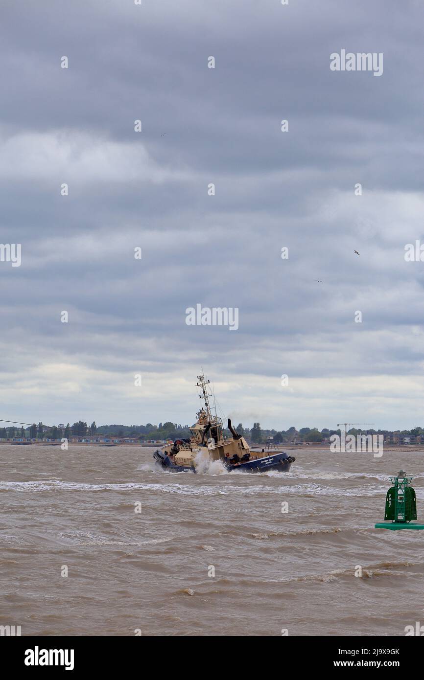 Schleppboot Svitzer Kent unterstützt ein Containerschiff bei der