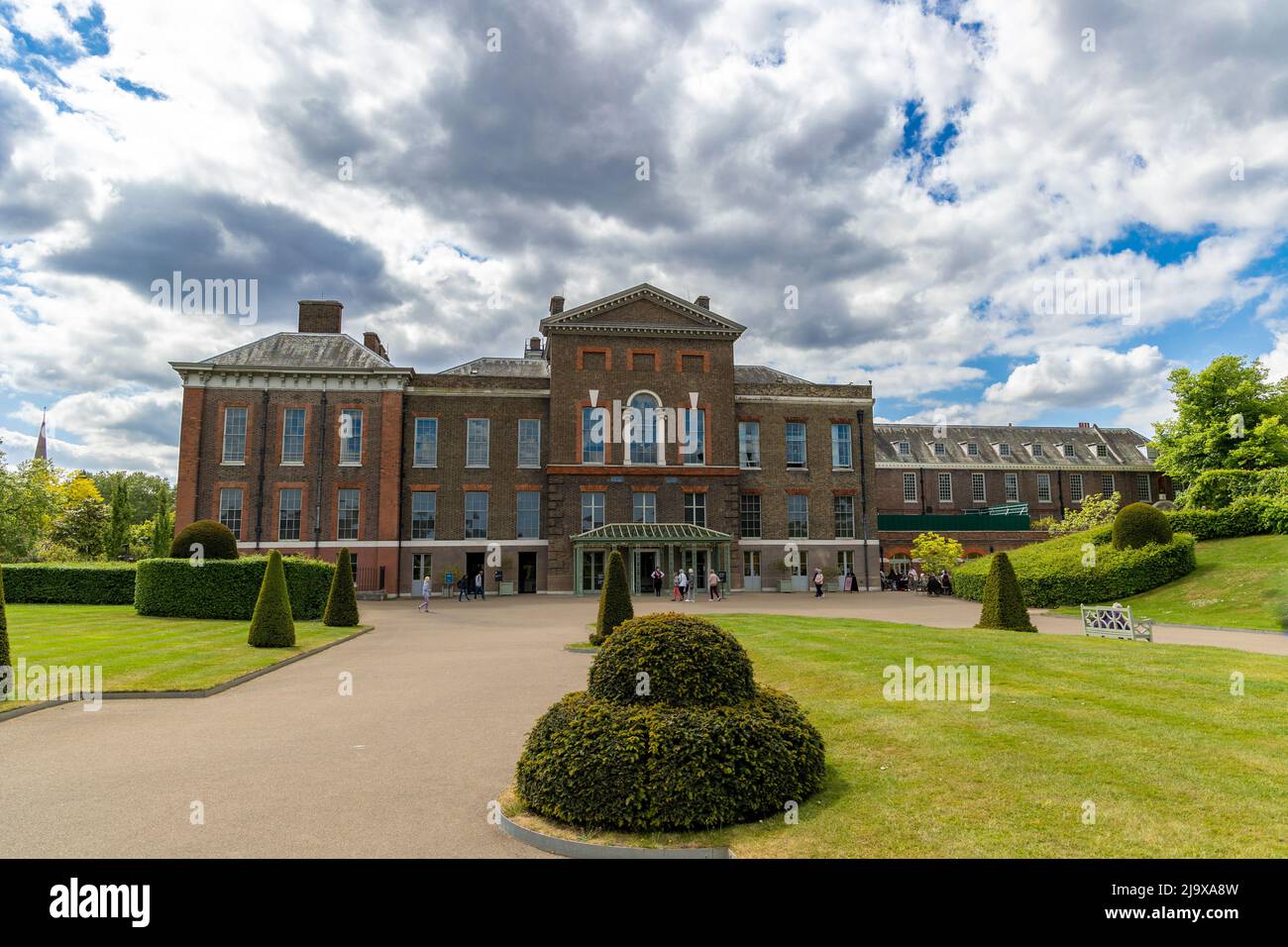 London, England - 12. Mai 2022: Kensington Palace Vorderansicht, Kensington Gardens Stockfoto