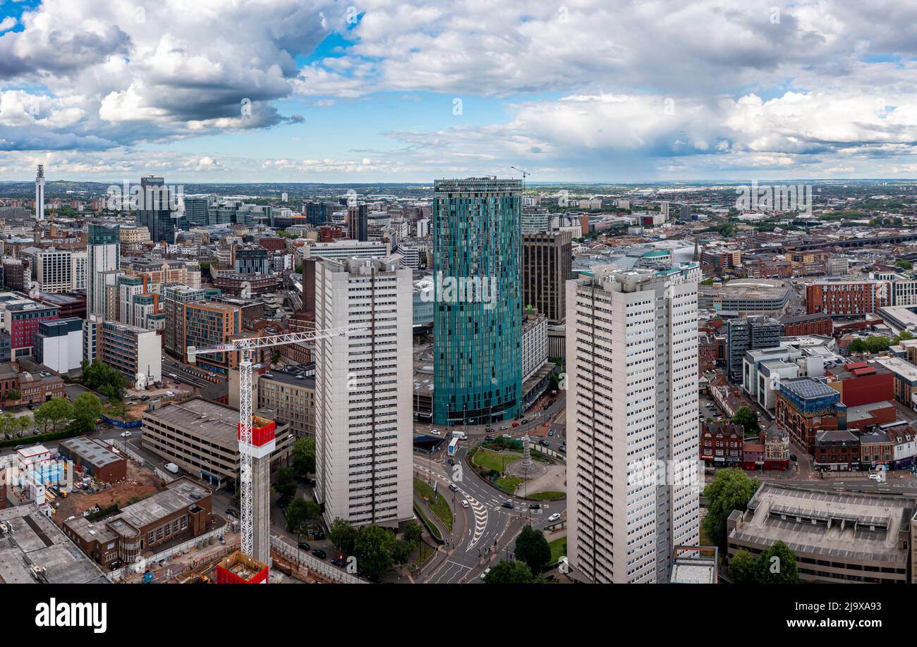 Eine Luftaufnahme des Stadtzentrums von Birmingham mit dem Wolkenkratzer des Radisson Blu Hotels, dem Bahnhof New Street und dem Einkaufszentrum Bullring Stockfoto