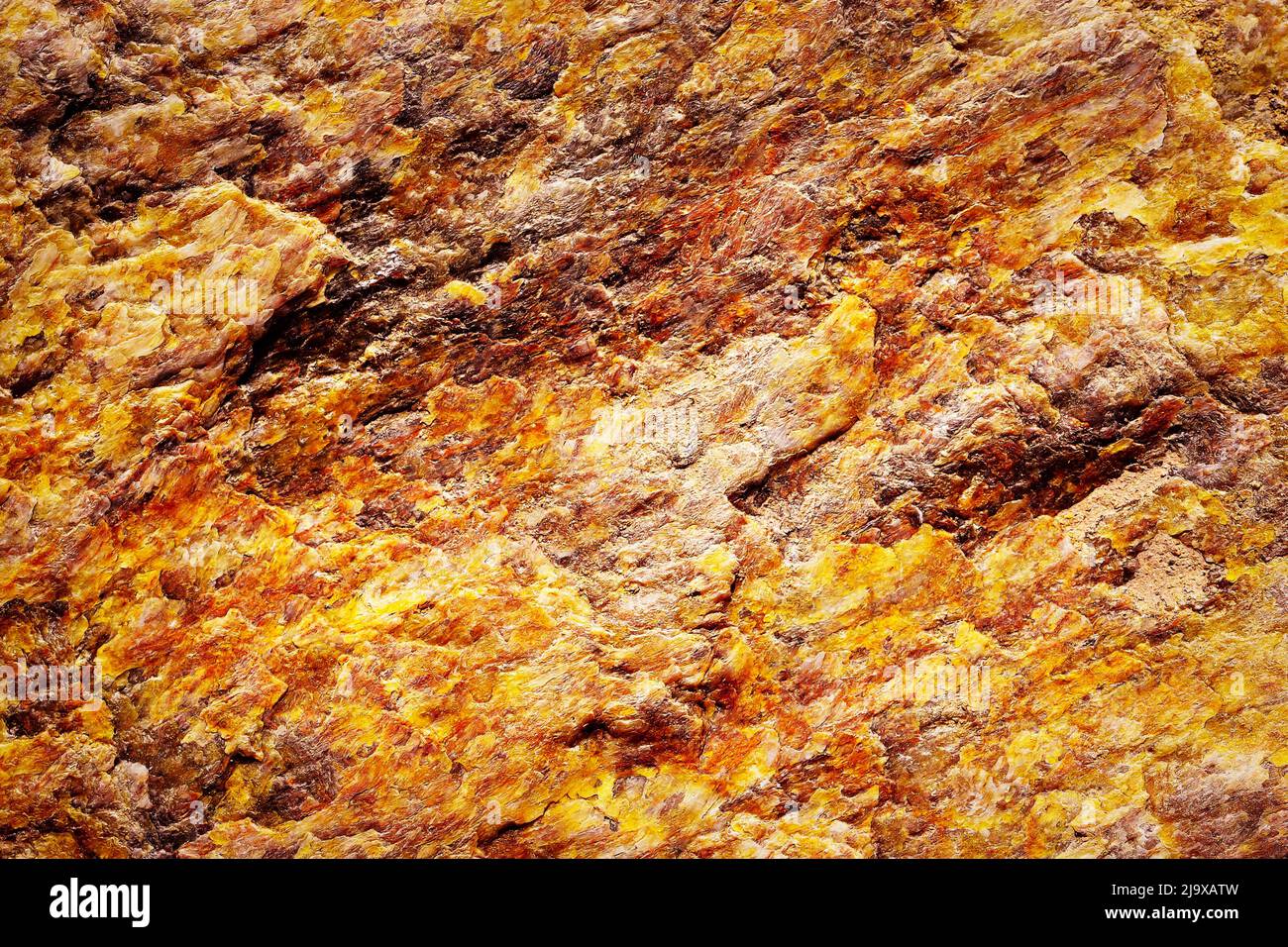 Abstrakter Hintergrund feurig gefärbter mineralischer Glimmer Stockfoto