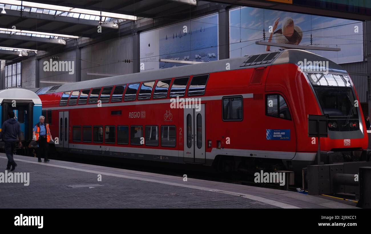 Personenzug in Köln Bahnhof Deutschland Stockfoto