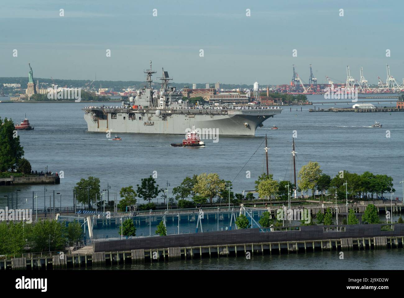 USS Bataan (LHD-5), ein amphibisches Angriffsschiff aus Norfolk, VA., das zum Beginn der Flottenwoche 2022 den Hudson River im Hafen von New York hochbewegt. Stockfoto