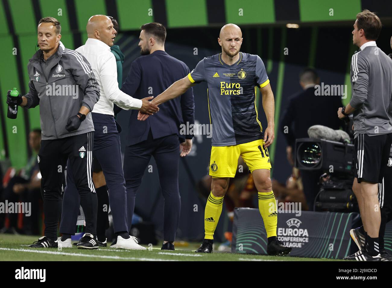 Tirana, Albanien. 25.. Mai 2022. TIRANA - (lr) Feyenoord-Trainer Arne Slot, Gernot Trauner von Feyenoord während des UEFA Conference League Finales zwischen AS Roma und Feyenoord am 25. Mai 2022 in der Arena Kombetare in Tirana, Albanien. ANP MAURICE VAN STEEN Kredit: ANP/Alamy Live Nachrichten Stockfoto
